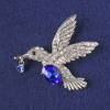 بروش-قلادة طائر الطنّان بكريستال أزرق، فصوص حِرباء، معدن فضّي 47×52mm+